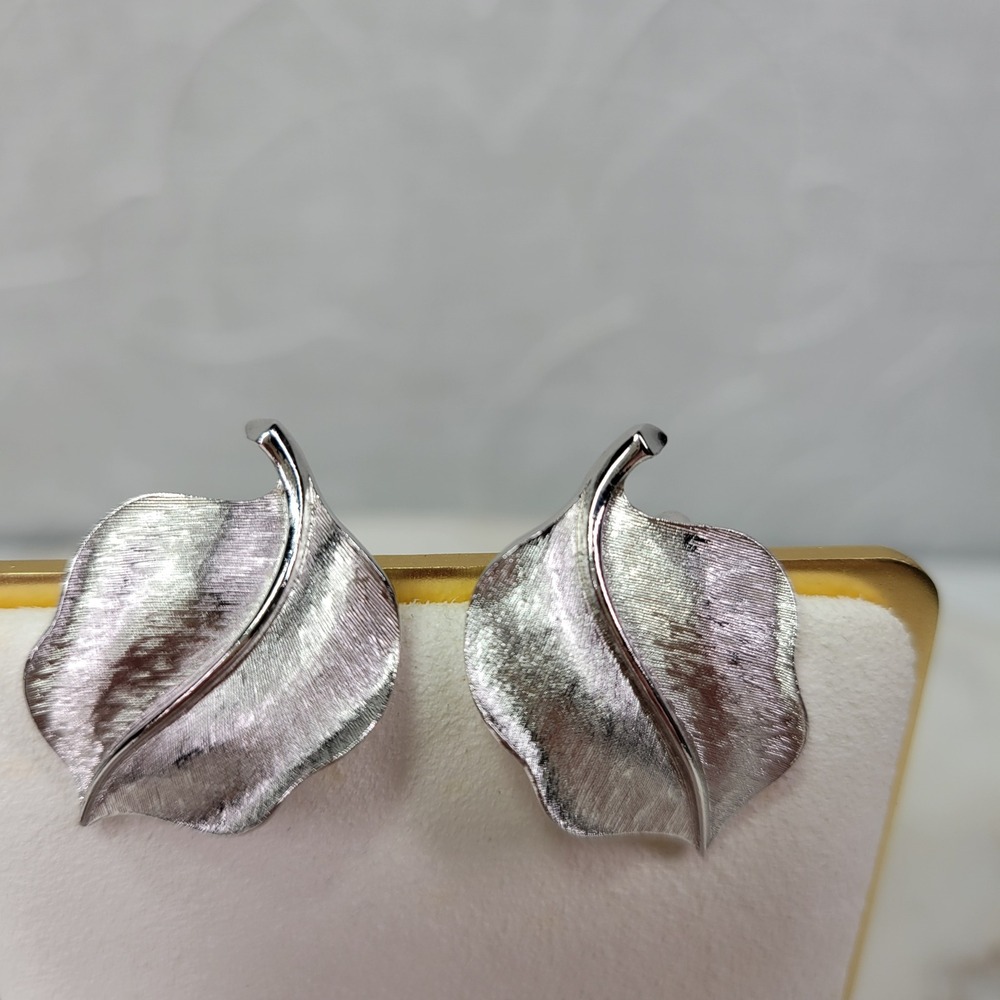 Vintage Crown Trifari Leaf Clip On Earrings 1.25" Brushed Matte Silver Tone